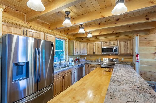 Foto 7 - Stunning 2BR Cabin with Mountain Views