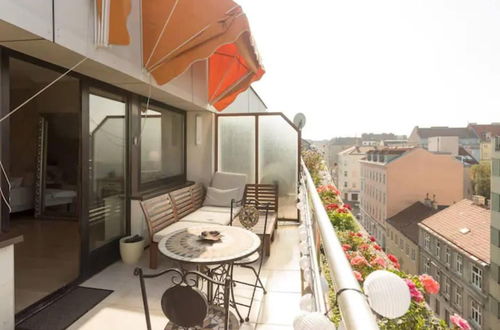 Photo 16 - Central Couple's California Chic Loft n Balcony