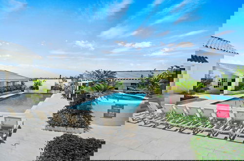 Photo 13 - Massive Oceanfront Villa - Spa - Sauna - Gameroom - Malmok!