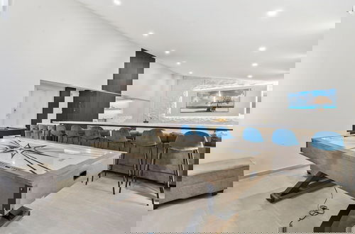 Photo 22 - Massive Oceanfront Villa - Spa - Sauna - Gameroom - Malmok!