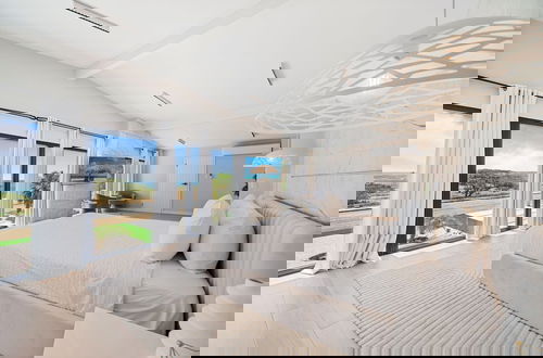 Photo 5 - Massive Oceanfront Villa - Spa - Sauna - Gameroom - Malmok!