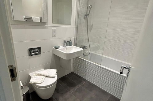 Photo 17 - Luxury 1-bed Town Centre South Stevenage