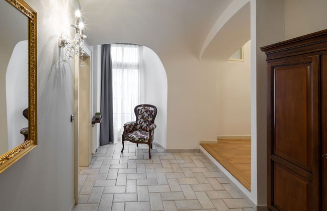 Chateau 9 Apartments by Adrez Living - Photo 32