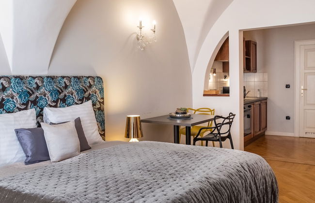 Chateau 9 Apartments by Adrez Living - Photo 38