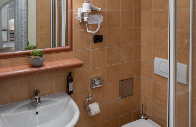 Chateau 9 Apartments by Adrez Living - Photo 64