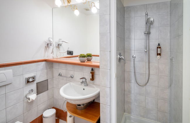 Chateau 9 Apartments by Adrez Living - Photo 57