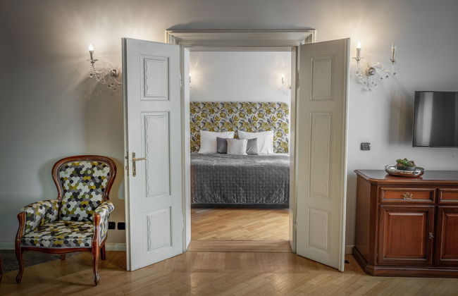 Chateau 9 Apartments by Adrez Living - Photo 24