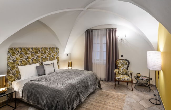 Chateau 9 Apartments by Adrez Living - Photo 17