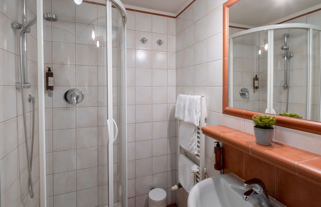 Chateau 9 Apartments by Adrez Living - Photo 56