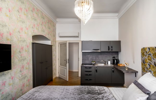 Chateau 9 Apartments by Adrez Living - Photo 41