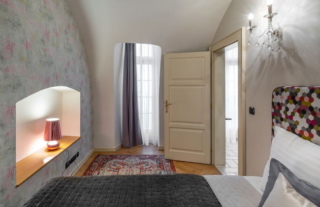 Chateau 9 Apartments by Adrez Living - Photo 31