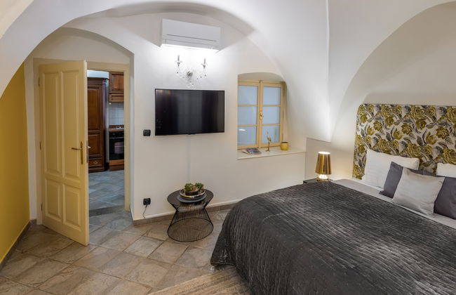 Chateau 9 Apartments by Adrez Living - Photo 18