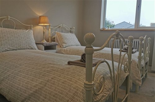 Photo 10 - Iona 4 bed Luxury in the Heart of Bracklesham Bay