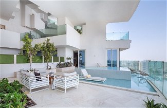 Foto 1 - Elegant 2BR Apartment in The Five w/ Private Pool