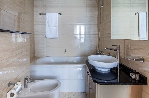 Photo 5 - Sophisticated 1BR Apartment in Dubai Marina