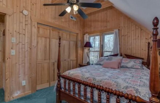 Horseshow Hideaway – Pet Friendly Cabin, 7 Minutes to TIEC - Foto 7