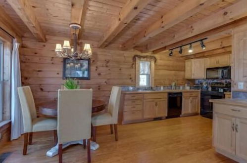 Foto 8 - Horseshow Hideaway – Pet Friendly Cabin, 7 Minutes to TIEC