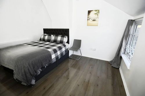 Photo 3 - 3-beds House in Manchester for up to 6 People