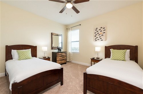 Foto 7 - Luxury Disney Dreams Pool Spa Game Room 6 Bedroom Home by RedAwning
