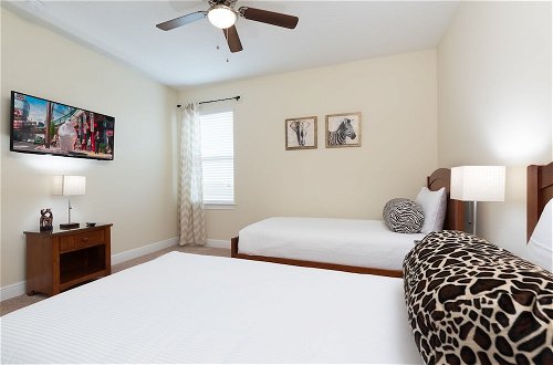 Foto 9 - Luxury Disney Dreams Pool Spa Game Room 6 Bedroom Home by RedAwning