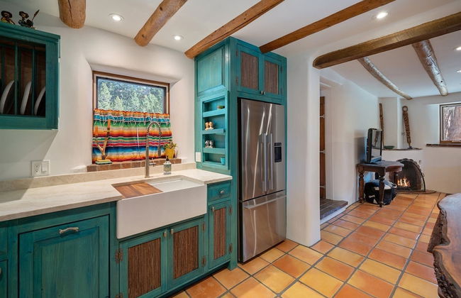Dancing Hare - Colorful and Inviting Tesuque Home Right Next to Bishop`s Lodge - Photo 8
