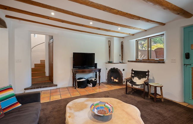 Dancing Hare - Colorful and Inviting Tesuque Home Right Next to Bishop`s Lodge - Photo 4