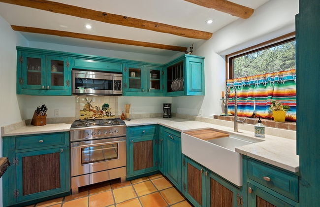 Dancing Hare - Colorful and Inviting Tesuque Home Right Next to Bishop`s Lodge - Photo 7