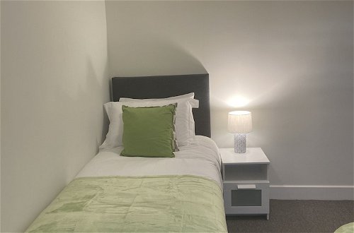 Photo 10 - Gladstone Apartments by Bluebell Rooms