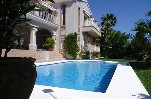 Foto 39 - Luxury Villa With Pool & Jacuzzi