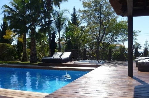 Foto 37 - Luxury Villa With Pool & Jacuzzi