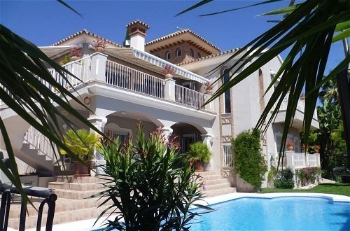 Foto 36 - Luxury Villa With Pool & Jacuzzi