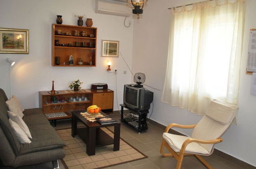 Foto 6 - Nice 2-bedroom Private House, 50 m Beach, Sutivan