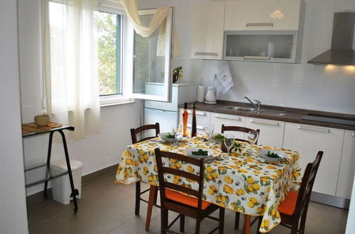 Foto 4 - Nice 2-bedroom Private House, 50 m Beach, Sutivan