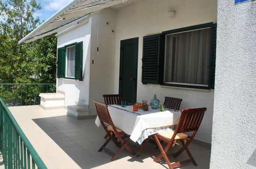 Foto 9 - Nice 2-bedroom Private House, 50 m Beach, Sutivan