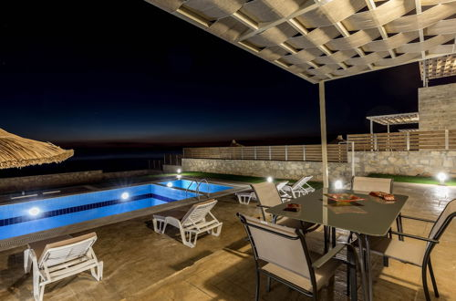Foto 8 - Private Modern Villa w Pool and Stunning sea Views
