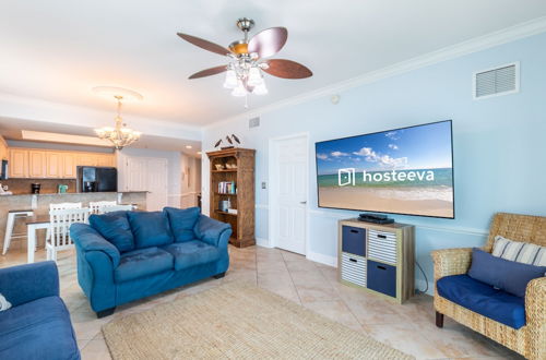 Foto 43 - Crystal Shores West Condos by Hosteeva