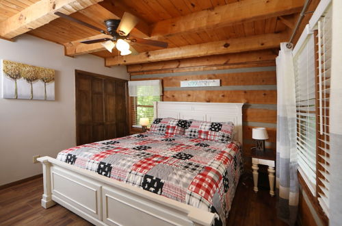 Photo 2 - Bear Trails - Two Bedroom Cabin