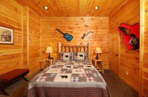 Foto 4 - Smoky Bear Manor - Five Bedroom Cabin