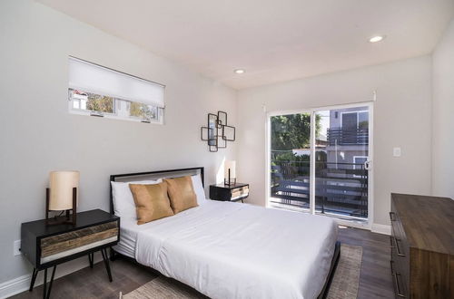 Photo 2 - Brand NEW Luxury 3bdr Townhome In Silver Lake