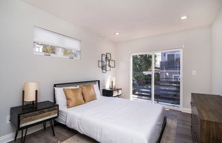 Foto 2 - Brand NEW Luxury 3bdr Townhome In Silver Lake