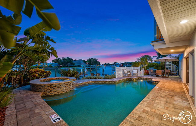Chic 8BR with Heated Pool & Waterview - Foto 34