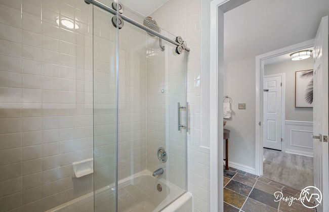 Chic 8BR with Heated Pool & Waterview - Foto 26