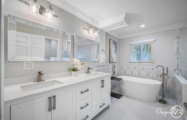 Chic 8BR with Heated Pool & Waterview - Foto 29