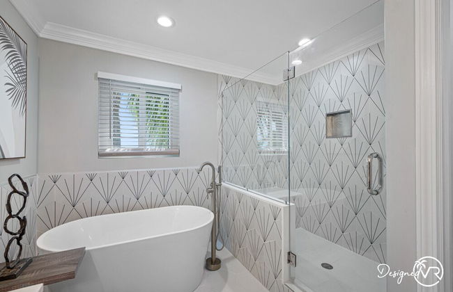 Chic 8BR with Heated Pool & Waterview - Foto 28