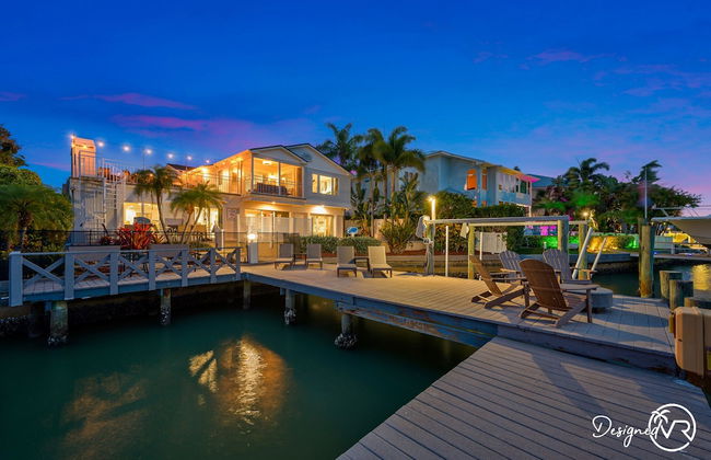 Chic 8BR with Heated Pool & Waterview - Foto 47