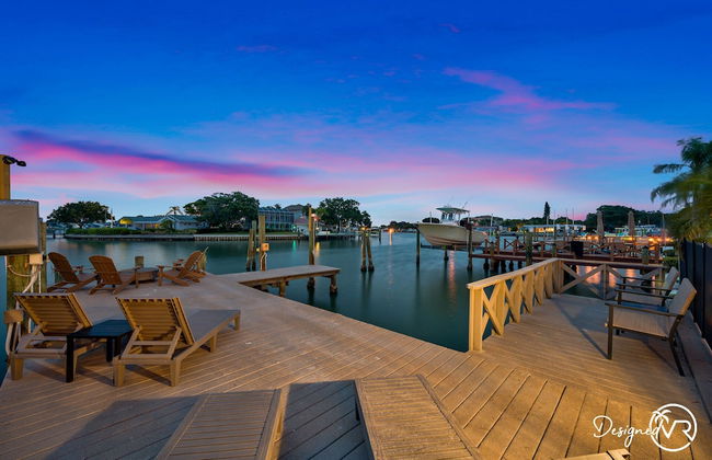 Chic 8BR with Heated Pool & Waterview - Foto 48