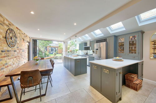 Photo 1 - Family 4-bed House & Secluded Garden - Wimbledon