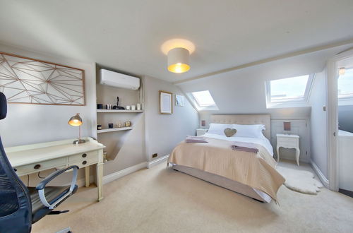 Photo 4 - Family 4-bed House & Secluded Garden - Wimbledon