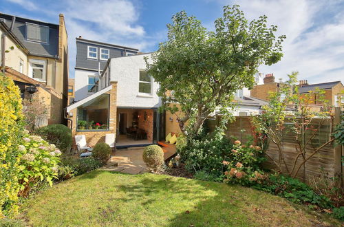 Foto 27 - Family 4-bed House & Secluded Garden - Wimbledon