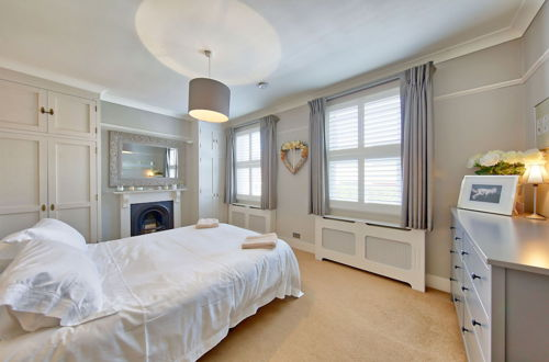Foto 9 - Family 4-bed House & Secluded Garden - Wimbledon